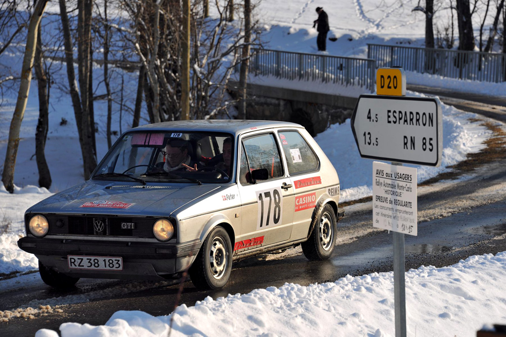Peter Karlsen og Erik Rasmussen i deres VW Golf GTI på vej mod placeringen som bedste danskere i 2012. De blev nr. 81 ud af 330 startende.
(Foto: Michael Eisenberg)